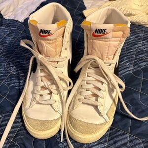 Nike High-Top Sneakers White and Beige